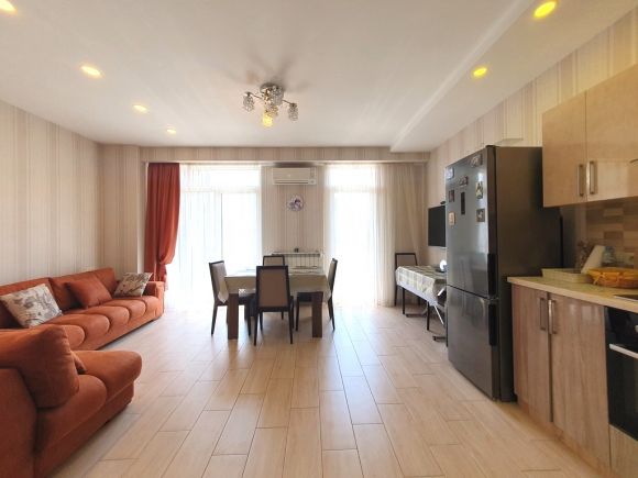 Sunny, spacious 2-bedroom in 5-min from the sea